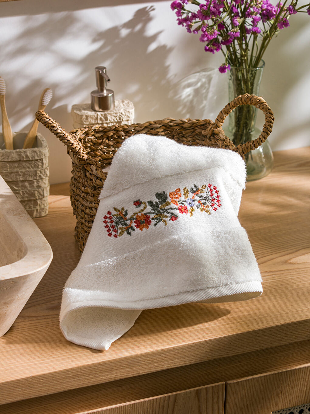 Ekru Çiçek Nakışlı Yüz Havlusu 50x80 cm-1