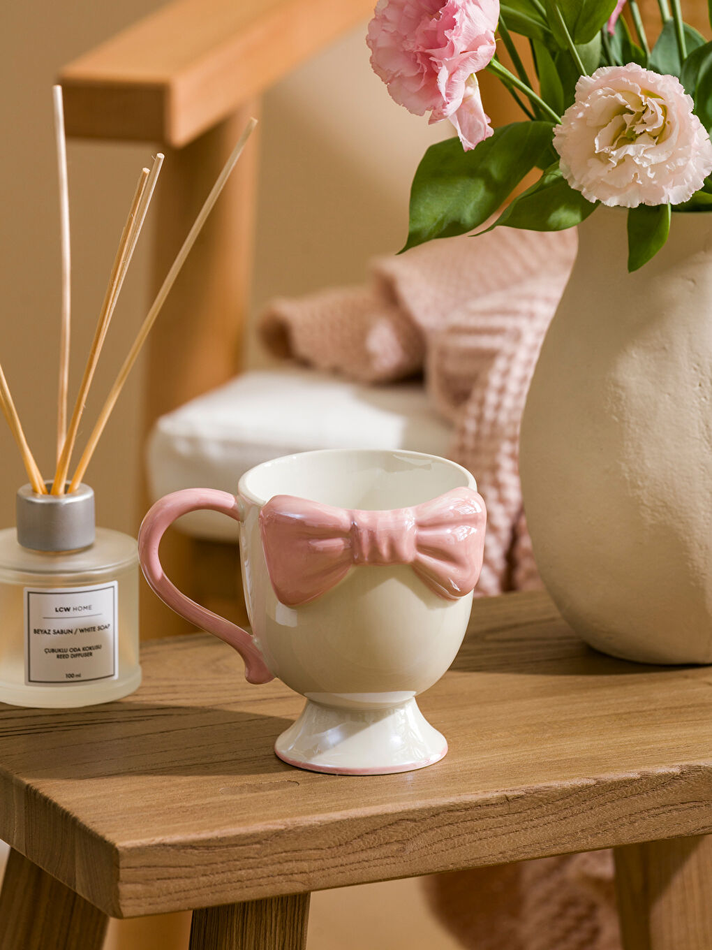 Beyaz Fiyonk Desenli Seramik Kupa 300 ml