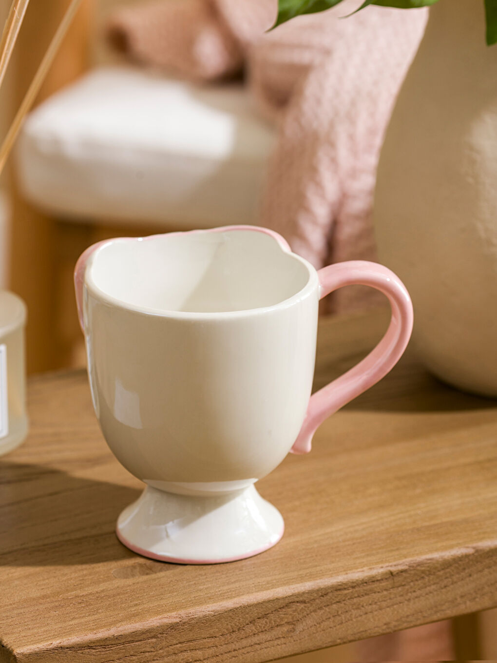 Beyaz Fiyonk Desenli Seramik Kupa 300 ml-1