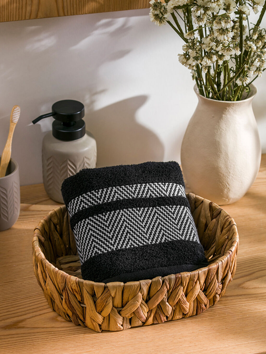 Siyah Desenli Yüz Havlusu 50x80 cm-1