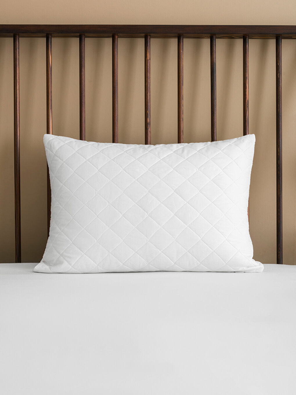 Beyaz Kapitone Desenli Yastık Alezi 50x70 cm-1