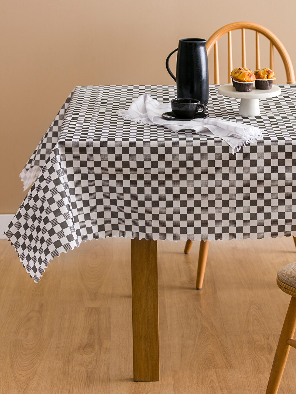 Siyah Dama Desenli Masa Örtüsü 160x160 cm-1