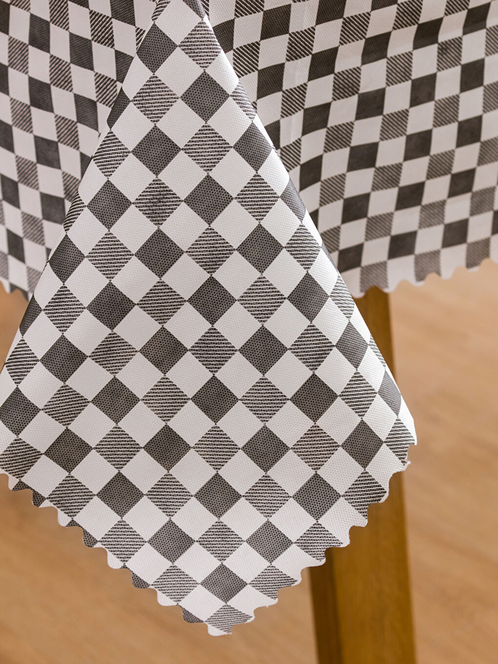 Siyah Dama Desenli Masa Örtüsü 160x160 cm-2