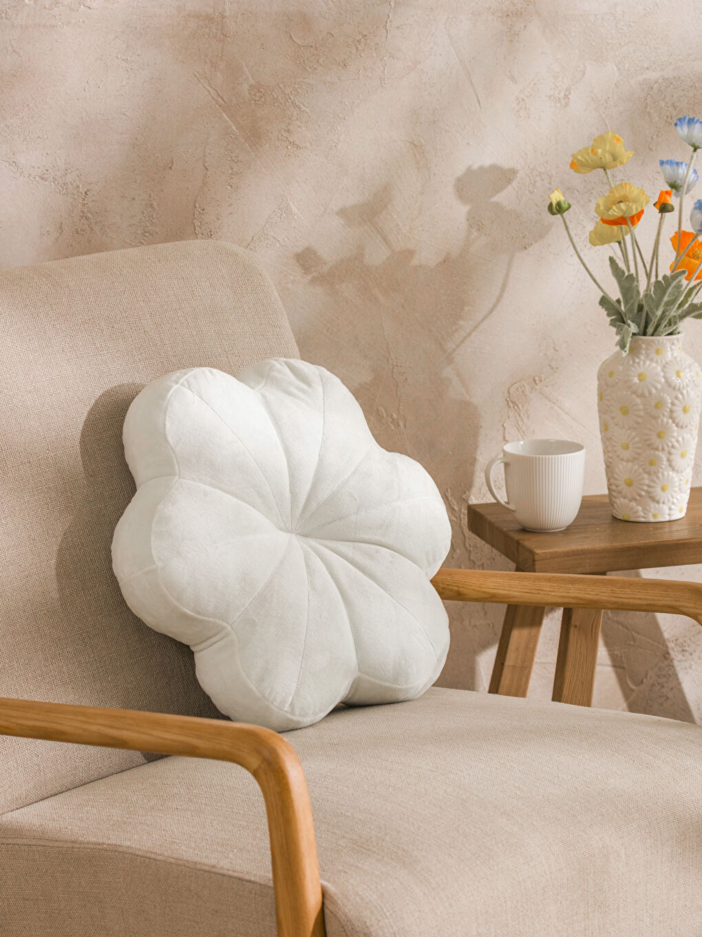 Bej Papatya Motifli Dolgulu Kırlent 38 cm-1