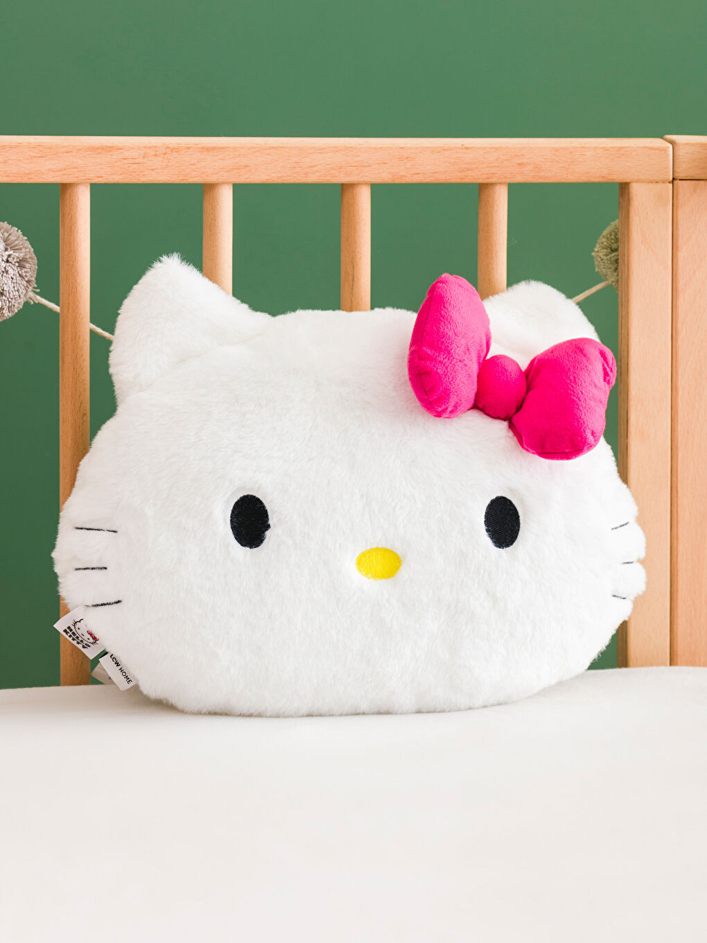 LCW HOME Beyaz Hello Kitty Lisanslı Bebek Kırlent 34 Cm