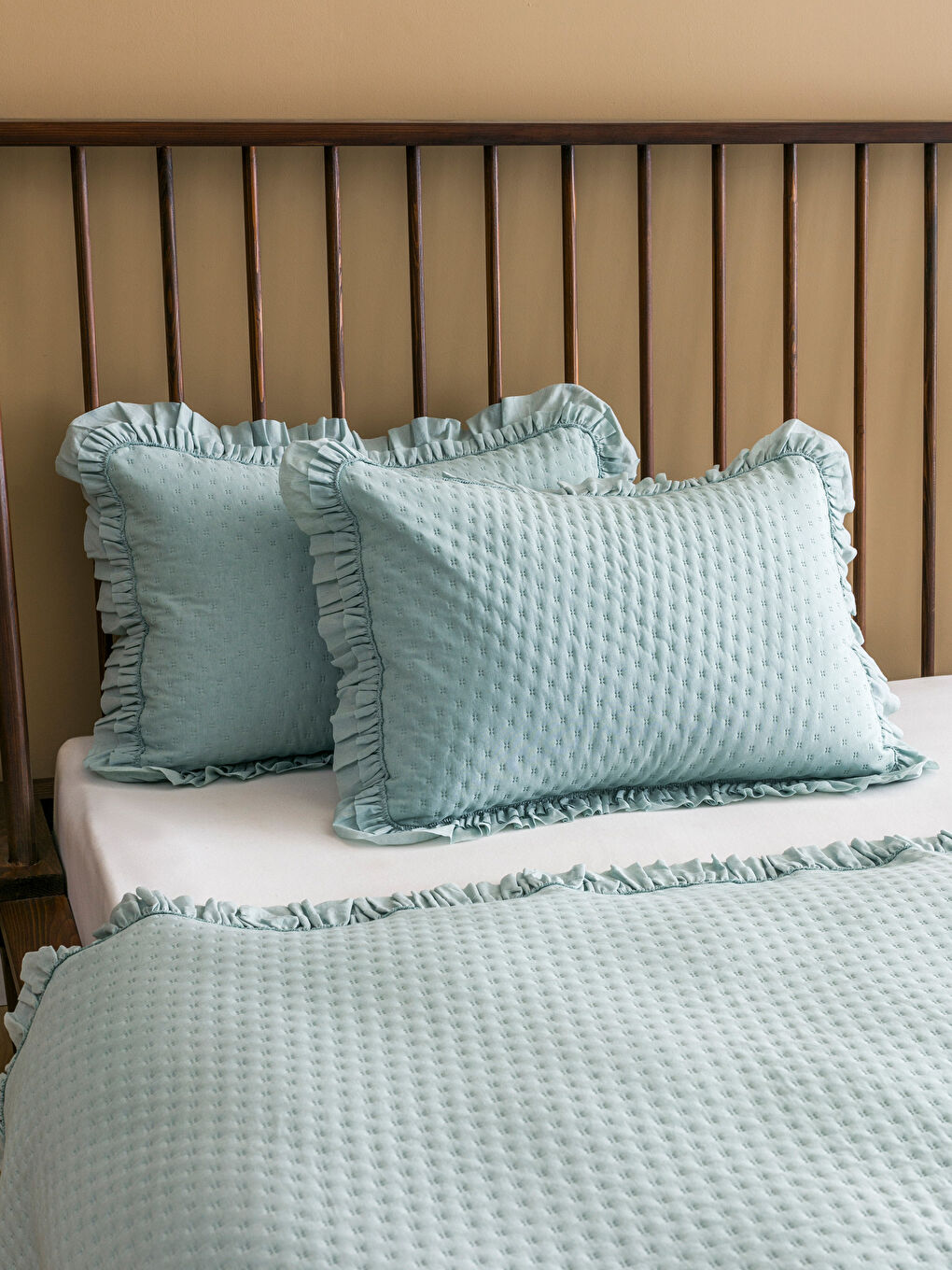 Yeşil Fırfır Detaylı Çift Kişilik Yatak Örtüsü Seti-2