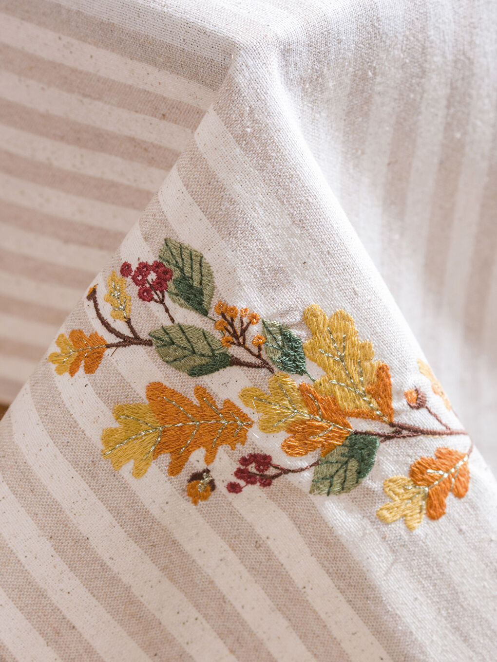 Bej Nakışlı Püsküllü Masa Örtüsü 90x90 cm-1