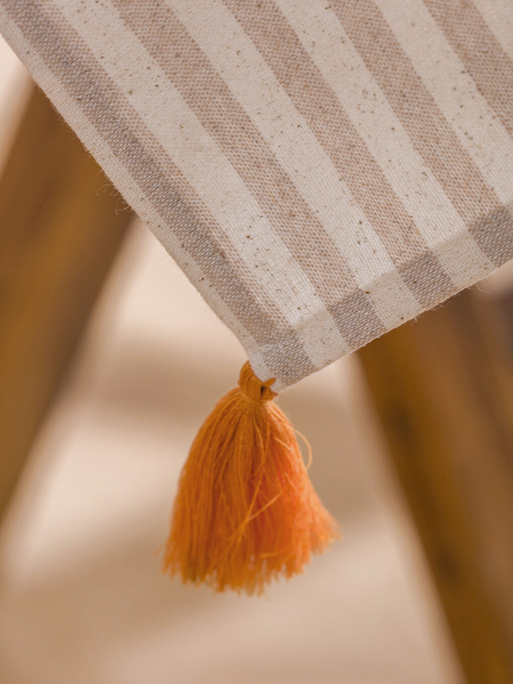 Bej Nakışlı Püsküllü Masa Örtüsü 90x90 cm-2