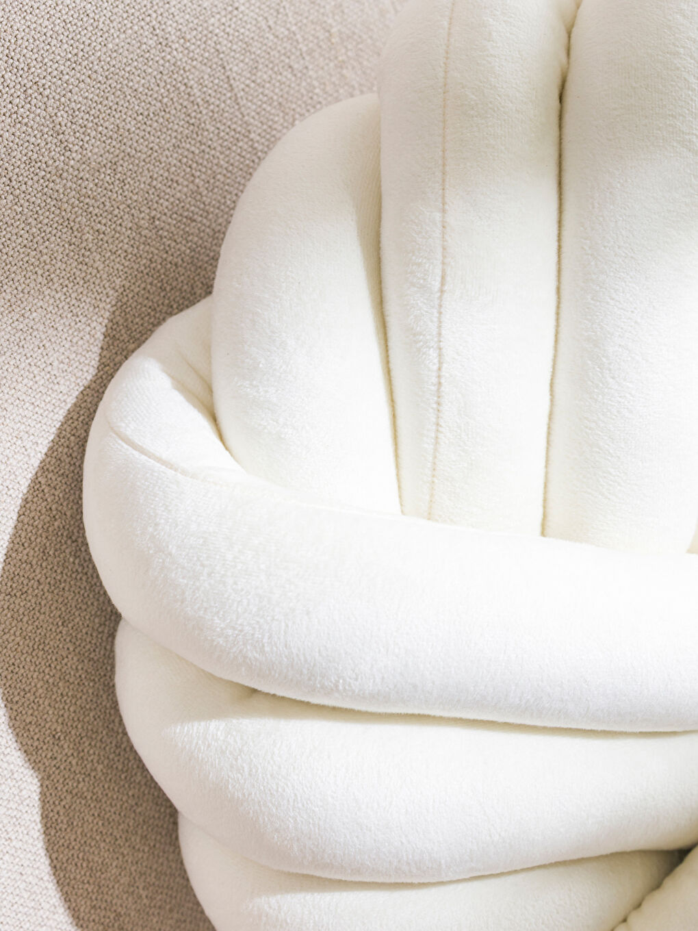 Ekru Büzgü Detaylı Kırlent 40 cm-1