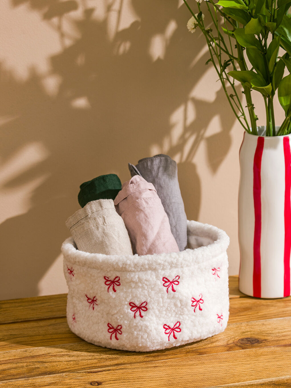 LCW HOME Organizator za peškire od pliša sa vezom i mašnom 20 cm -W57373Z8-J5E