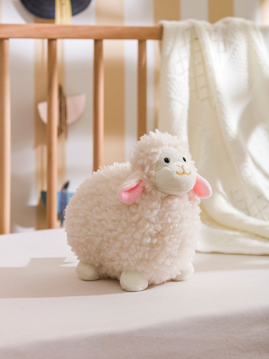 Ekru Koyun Figürlü Pelüş Bebek Kırlent 20 cm-1