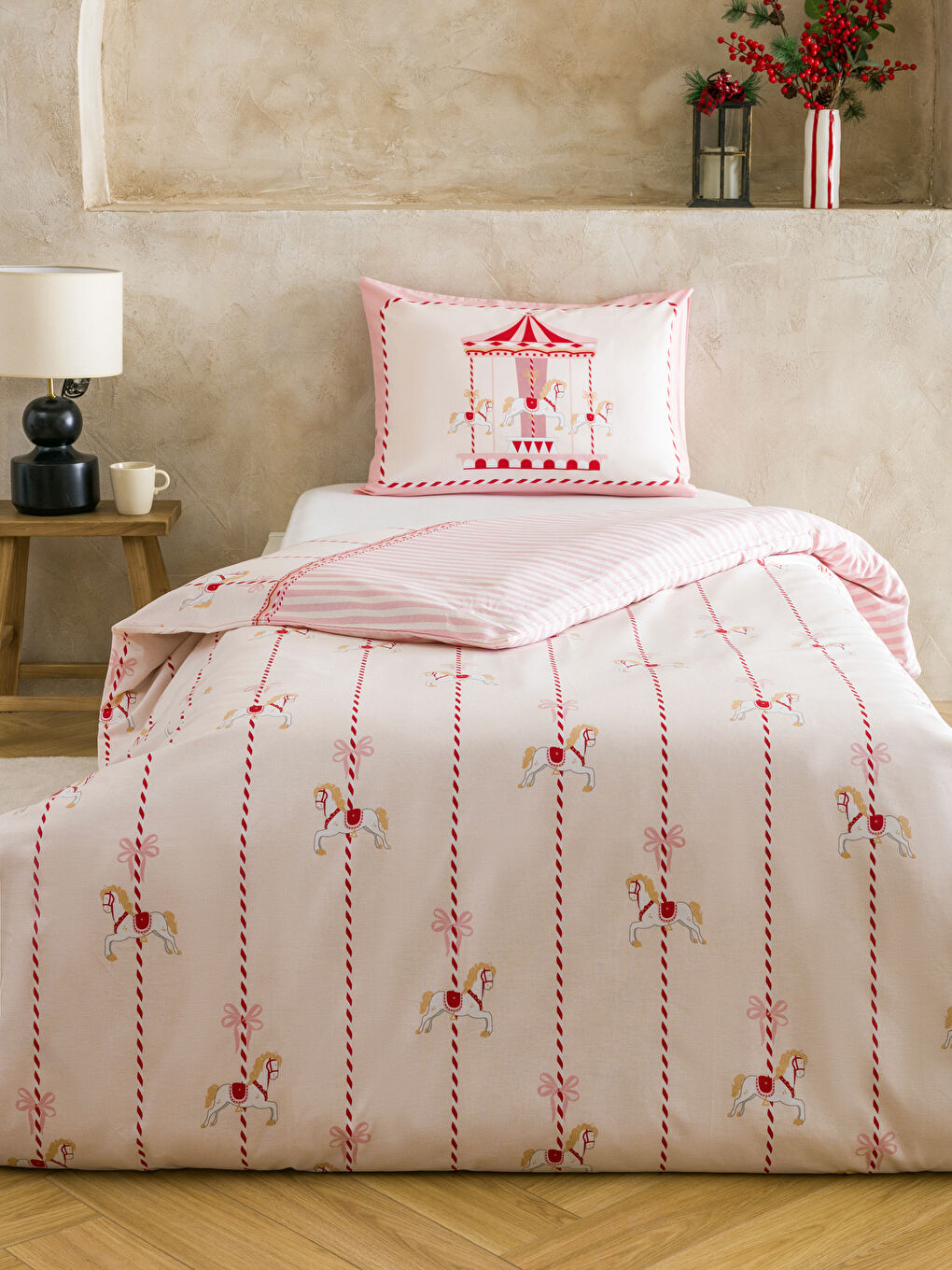 Pembe Karusel Desenli Tek Kişilik Nevresim Seti