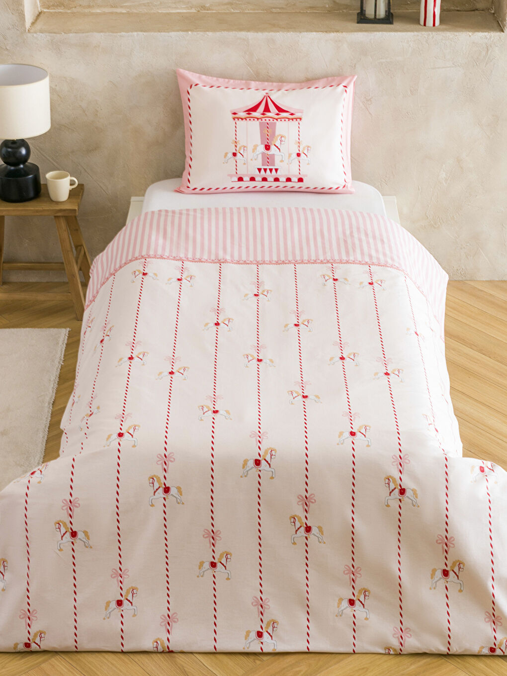 Pembe Karusel Desenli Tek Kişilik Nevresim Seti-1