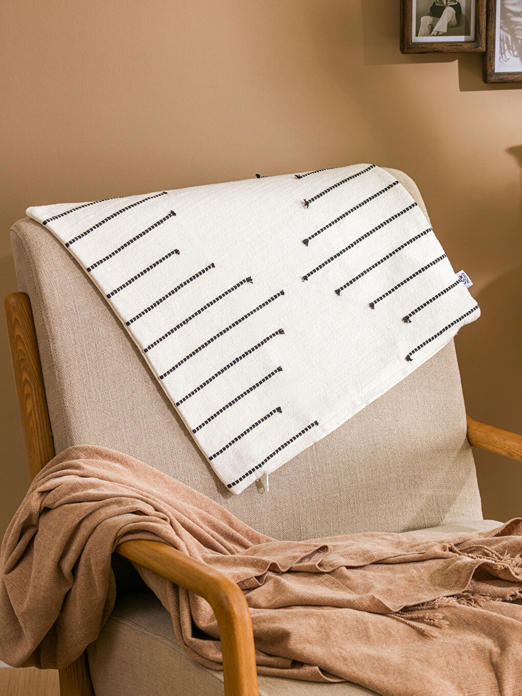 Siyah Çizgi Nakışlı Kırlent Kılıfı 45x45 cm-1