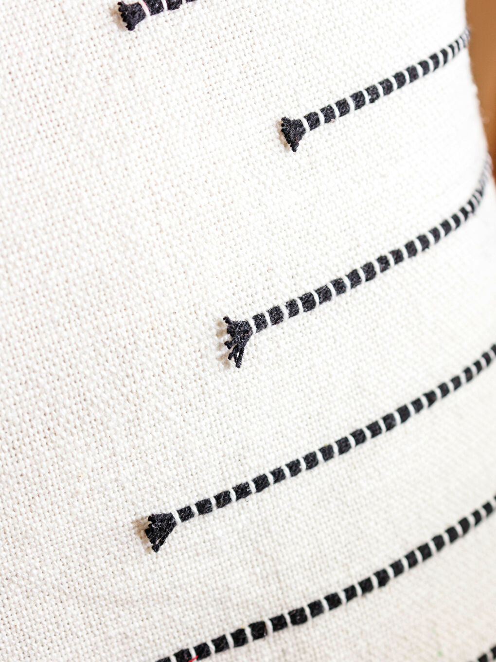 Siyah Çizgi Nakışlı Kırlent Kılıfı 45x45 cm-2