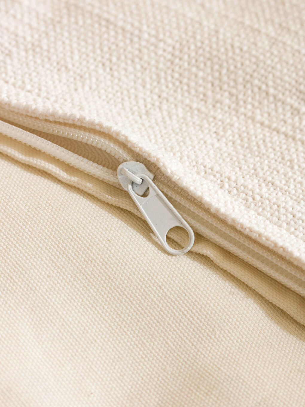 Siyah Çizgi Nakışlı Kırlent Kılıfı 45x45 cm-3