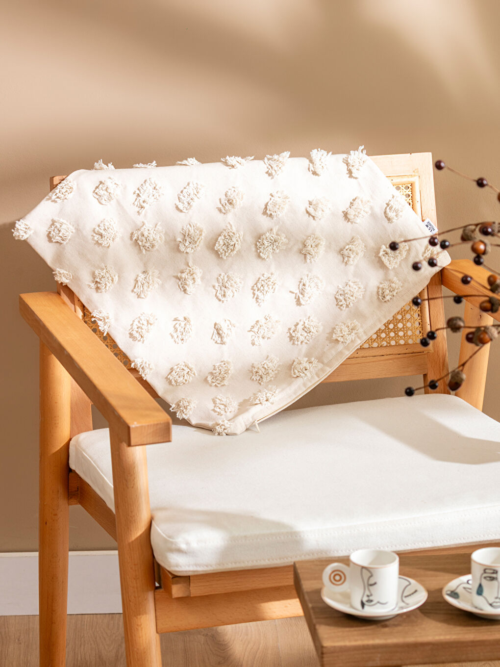 Bej Desenli Kırlent Kılıfı 45x45 cm-1