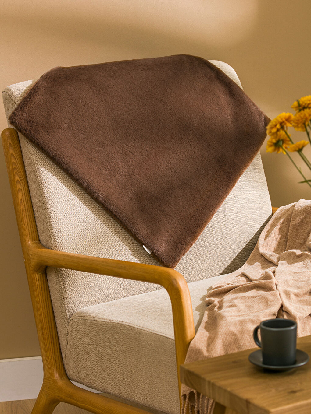 Kahverengi Kürklü Kırlent Kılıfı 45x45 cm-1