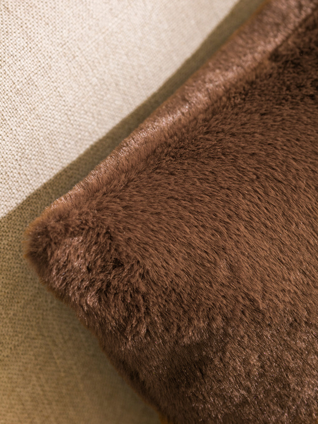 Kahverengi Kürklü Kırlent Kılıfı 45x45 cm-2