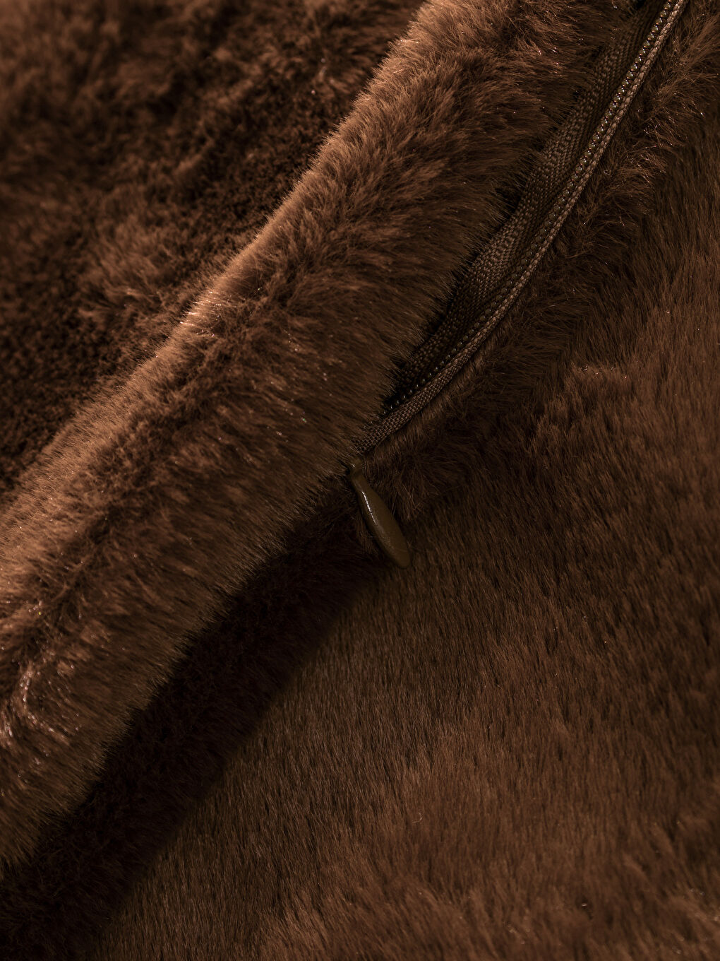 Kahverengi Kürklü Kırlent Kılıfı 45x45 cm-3