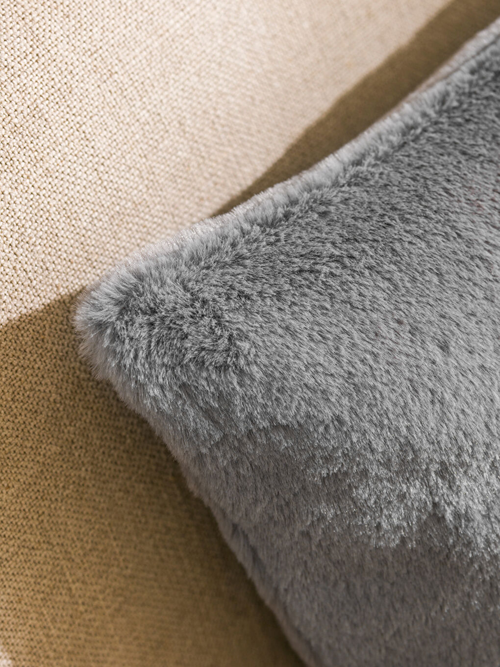 Gri Kürklü Kırlent Kılıfı 45x45 cm-2