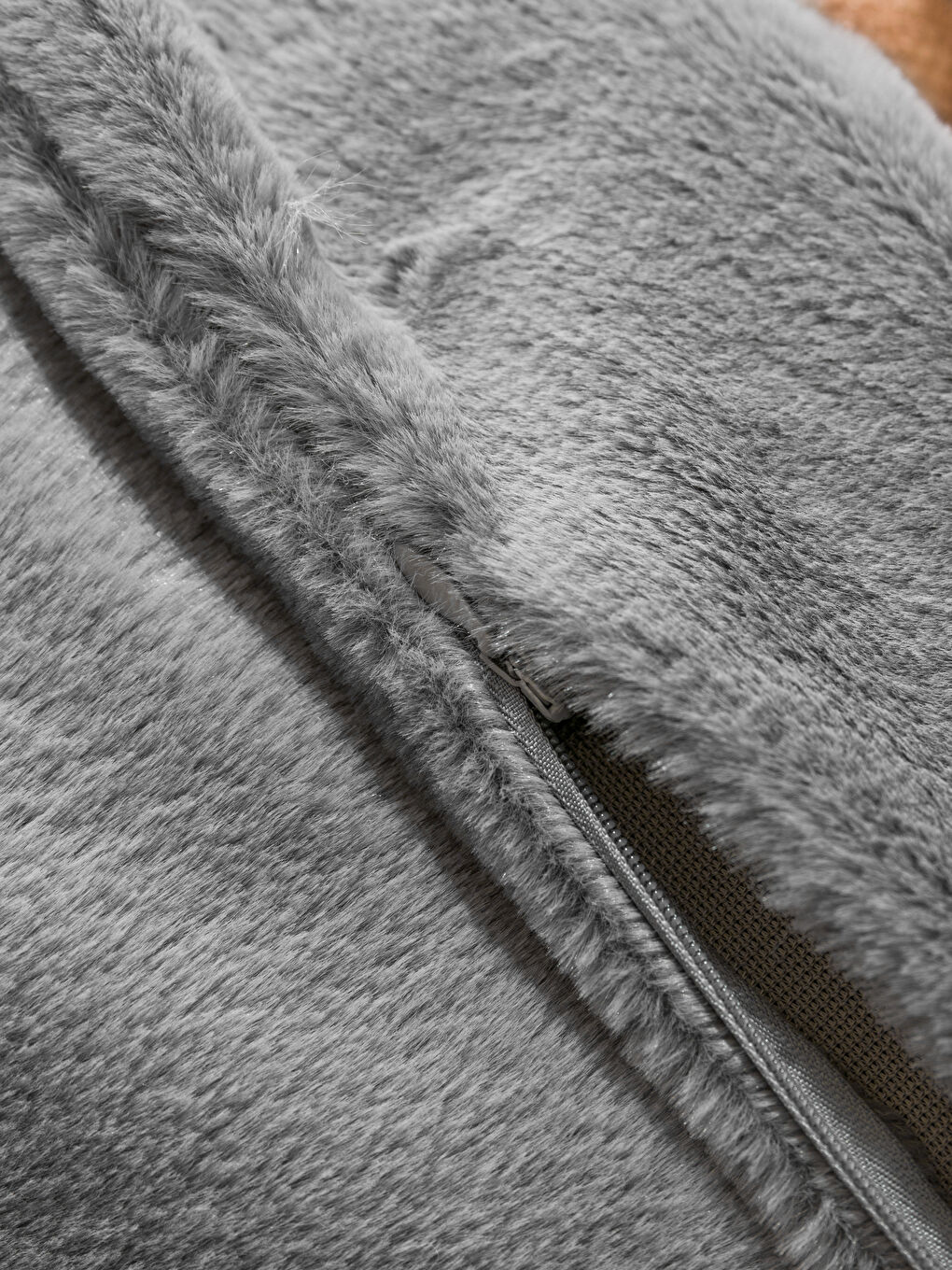 Gri Kürklü Kırlent Kılıfı 45x45 cm-3