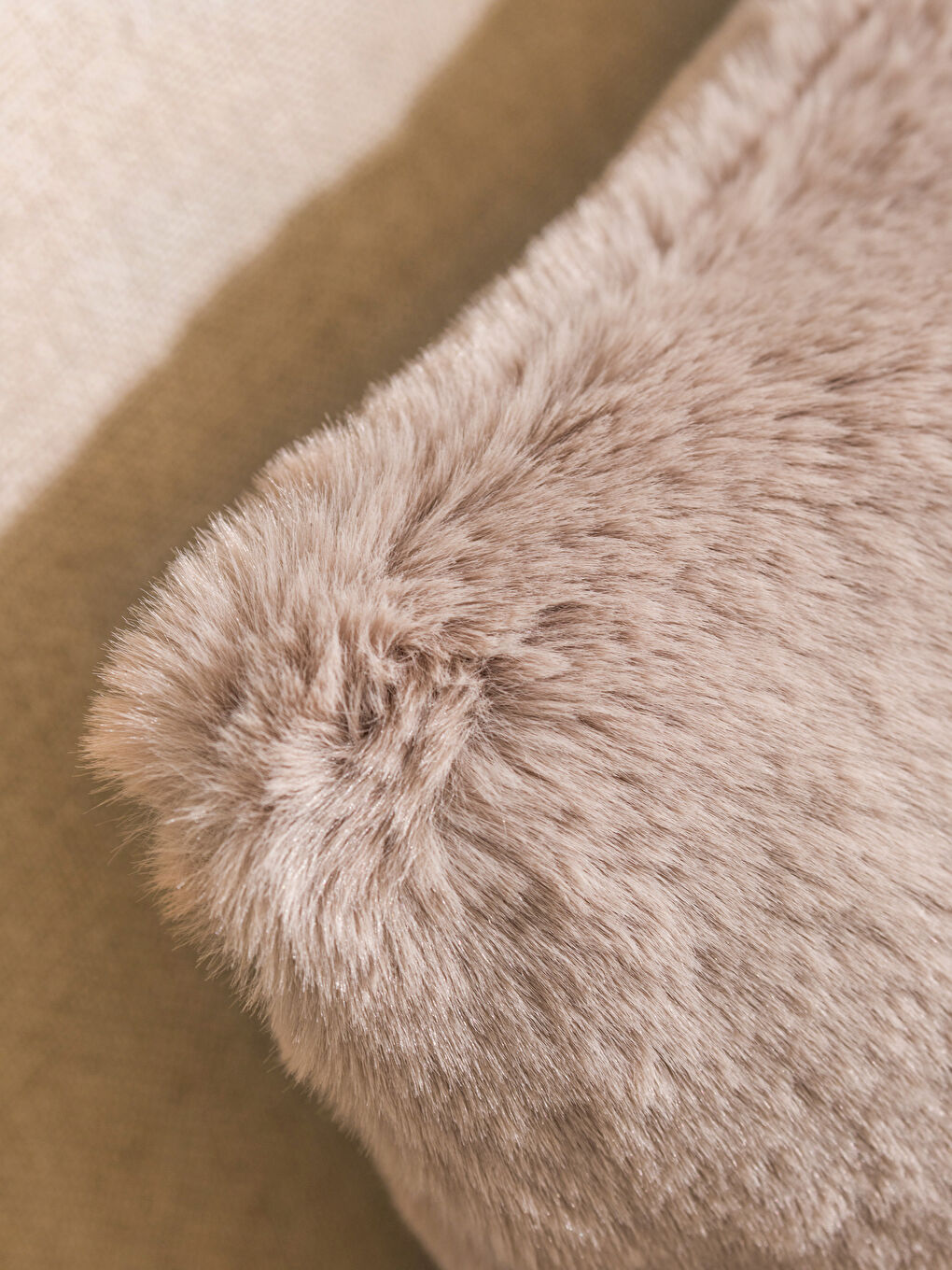 Kahverengi Kürklü Kırlent Kılıfı 45x45 cm-2