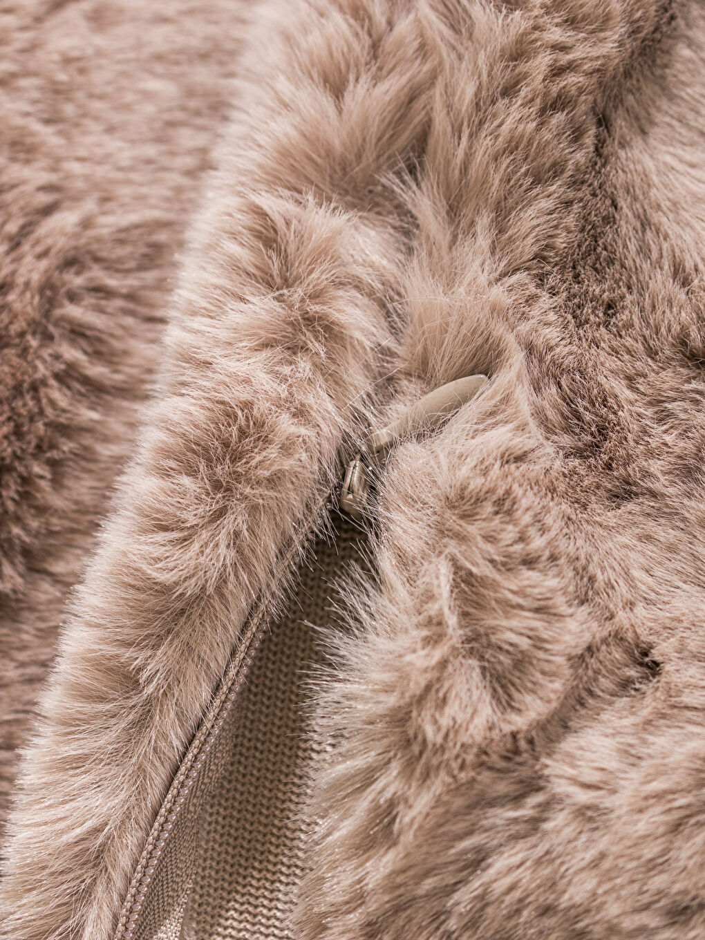 Kahverengi Kürklü Kırlent Kılıfı 45x45 cm-3