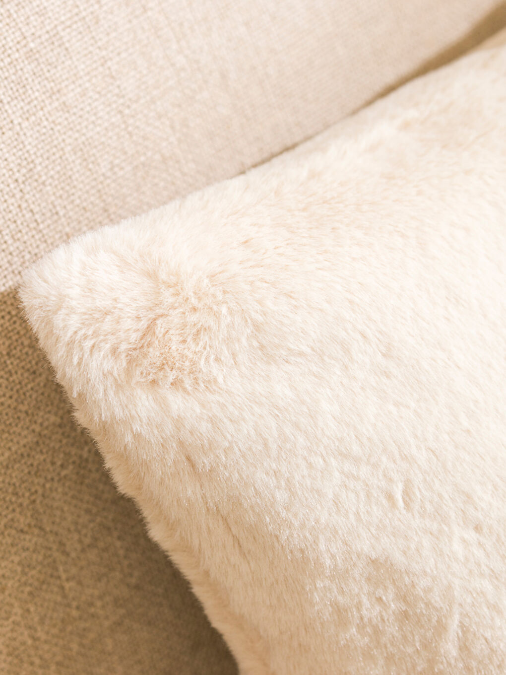 Bej Kürklü Kırlent Kılıfı 45x45 cm-2
