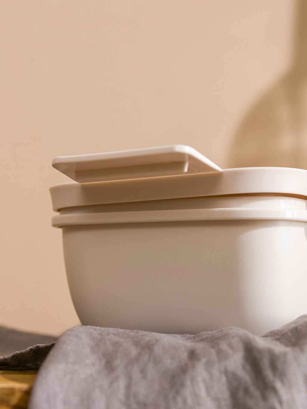 Locking Lid Food Storage Container with Fork and Spoon-2