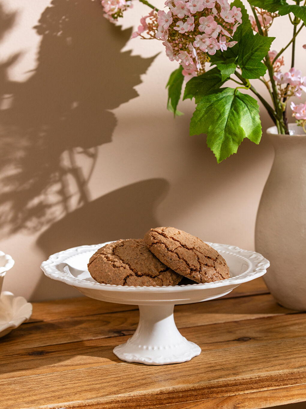 Beyaz Ayaklı Porselen Sunum Tabağı 22 cm