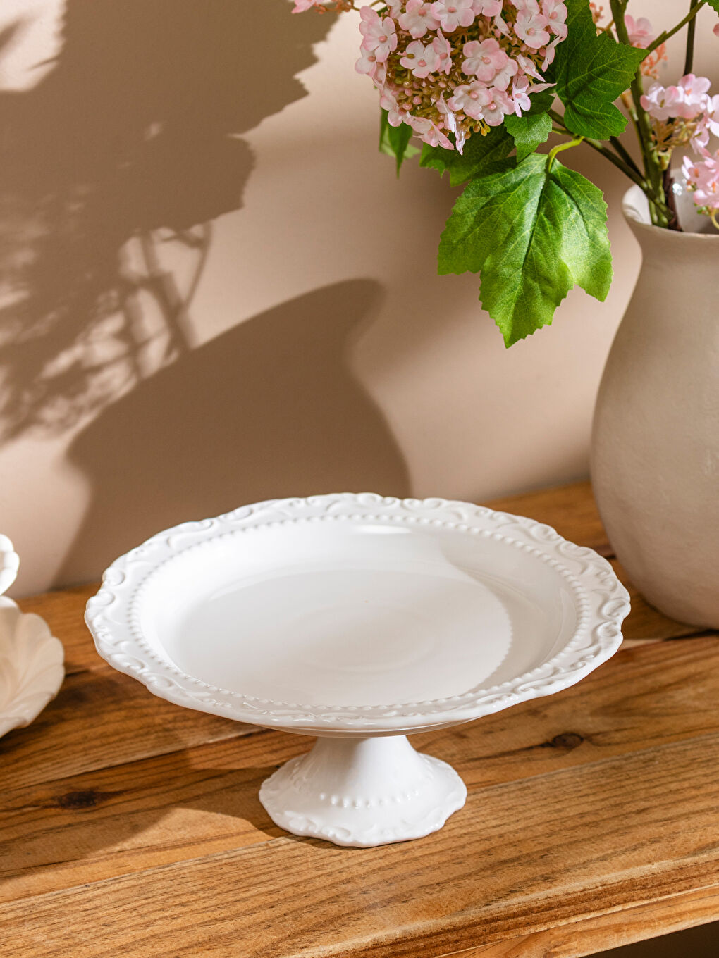 Beyaz Ayaklı Porselen Sunum Tabağı 22 cm-1