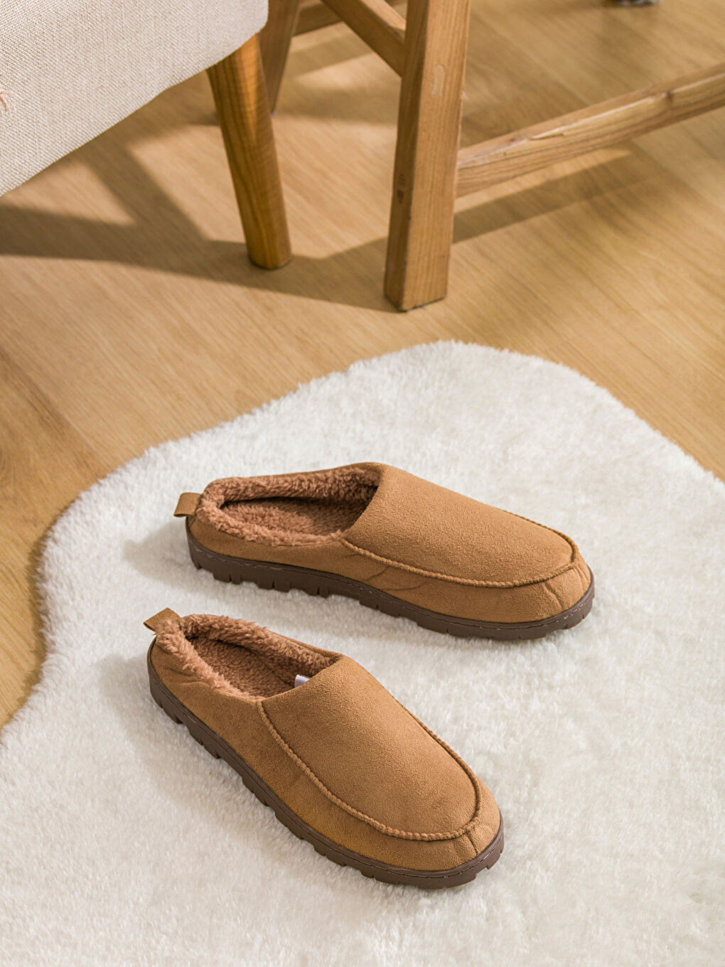 Мужские домашние тапочки с меховой отделкой-1