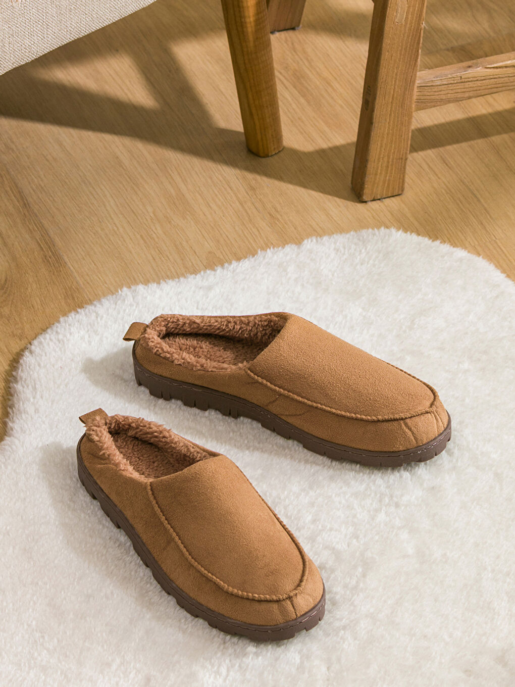 Мужские домашние тапочки с меховой отделкой