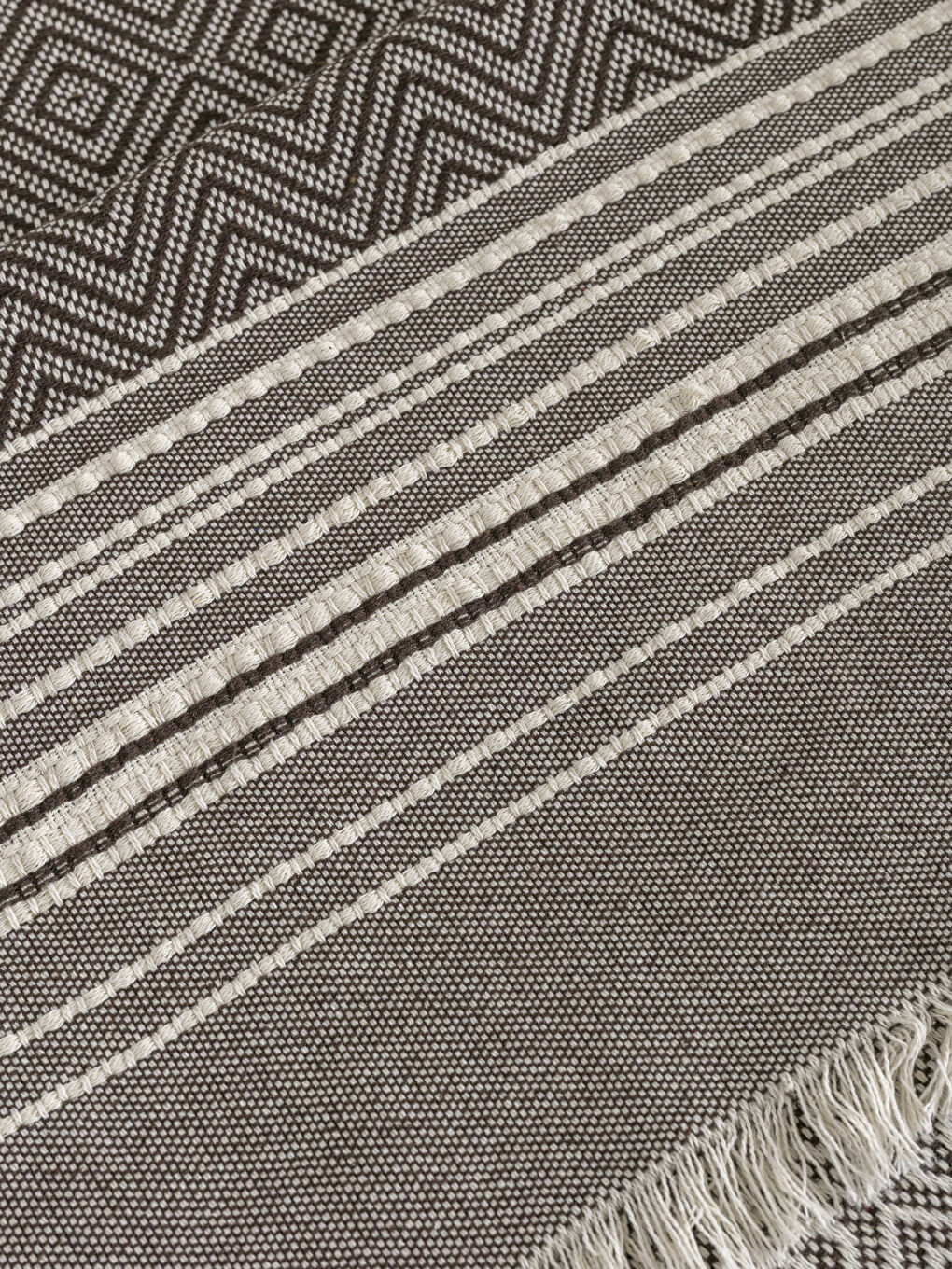 Tasseled TV Blanket 180x230 cm-2