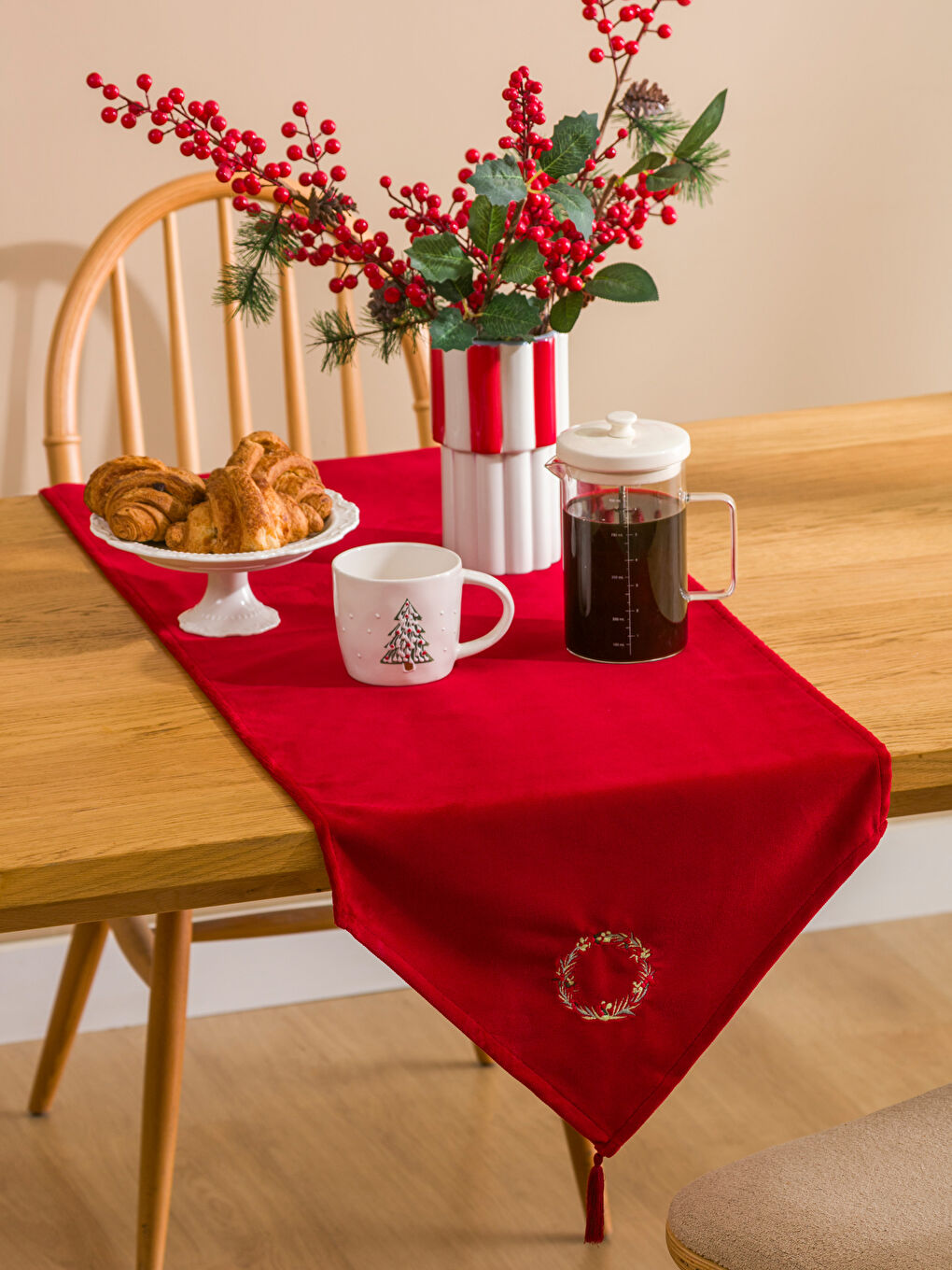 Kırmızı Yılbaşı Temalı Püsküllü Runner 45x150 cm-1