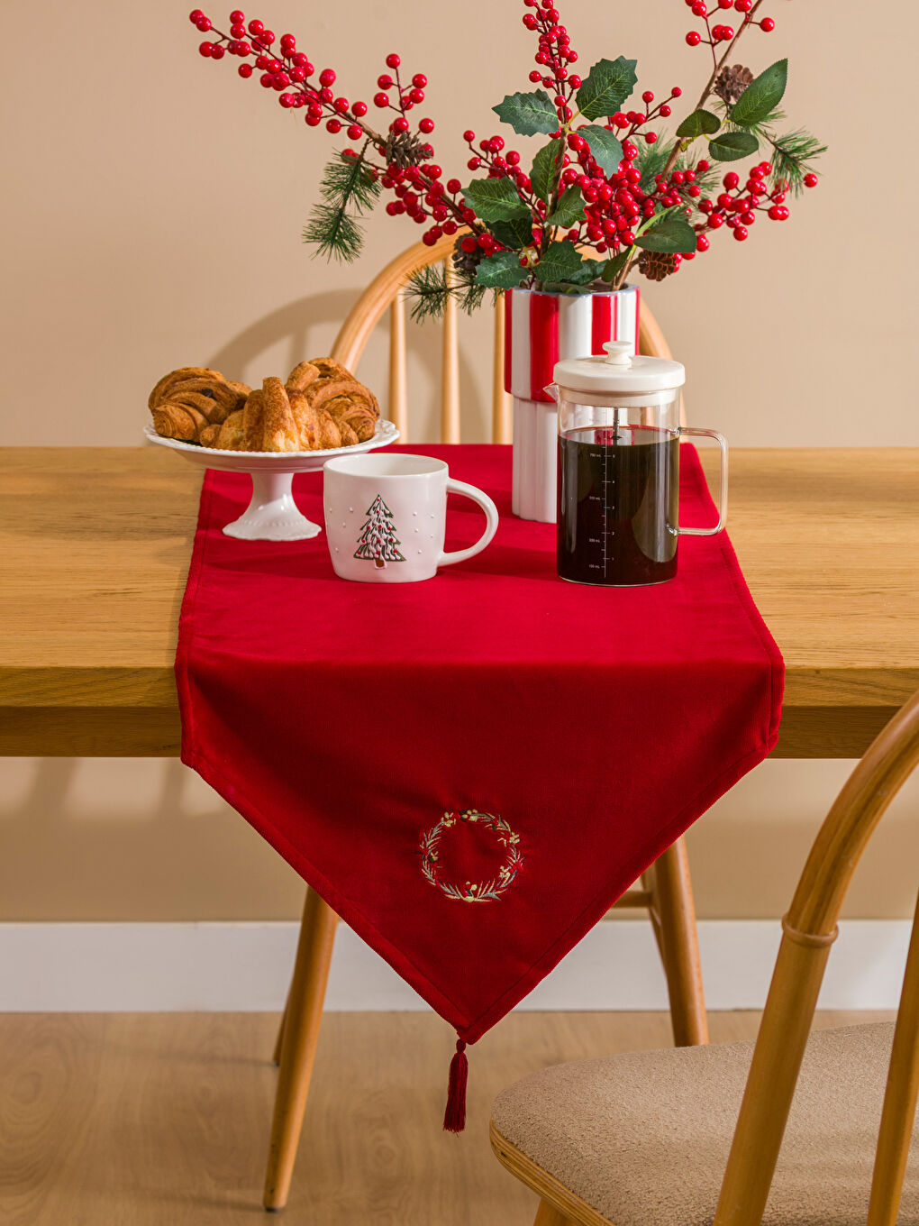 Kırmızı Yılbaşı Temalı Püsküllü Runner 45x150 cm-2