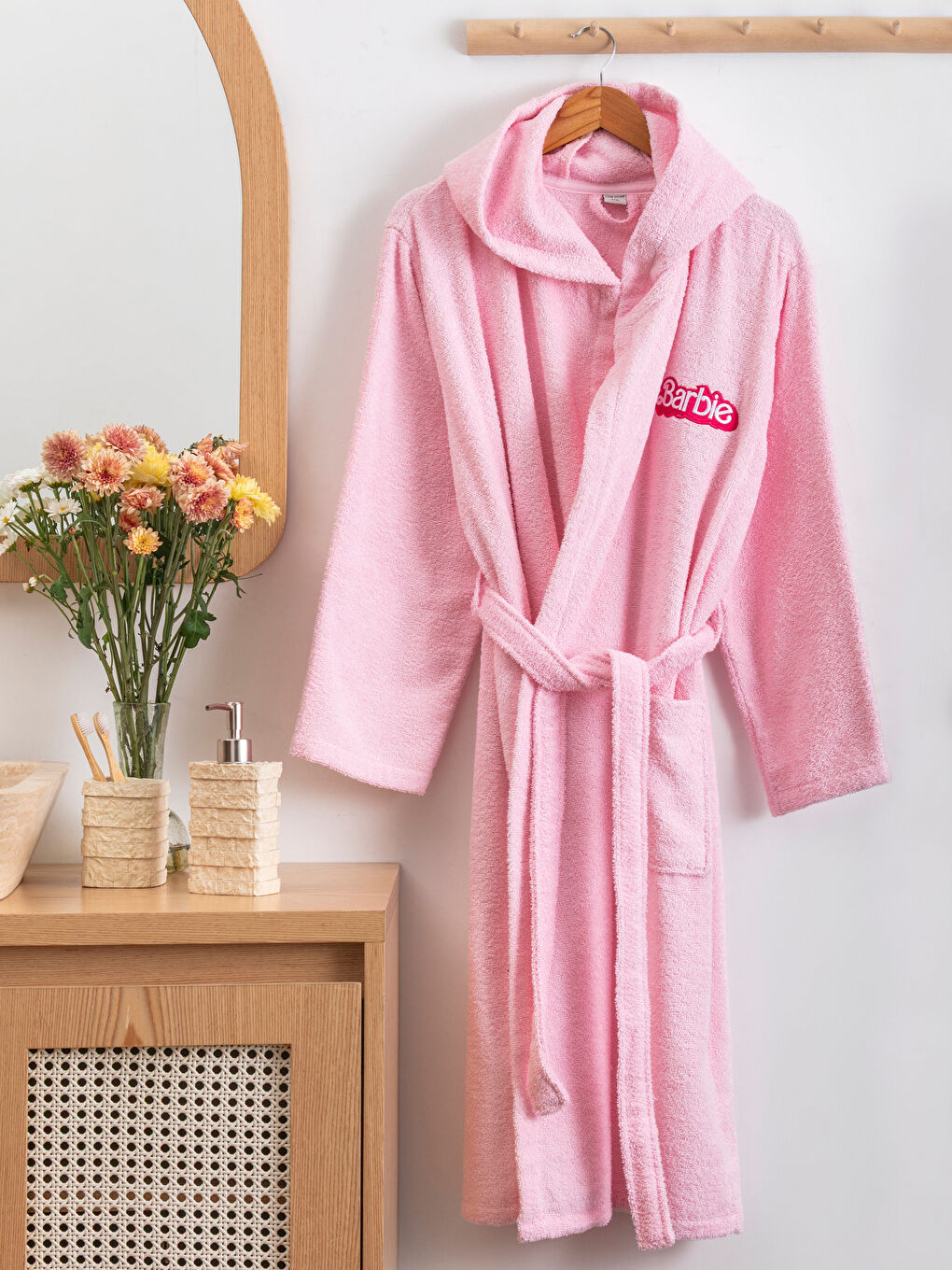 Pembe Barbie Nakışlı Kız Çocuk Bornoz