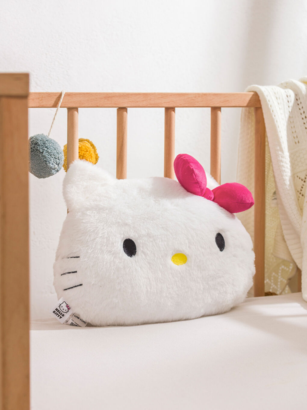 Beyaz Hello Kitty Figürlü Kız Bebek Pelüş Kırlent 34 cm