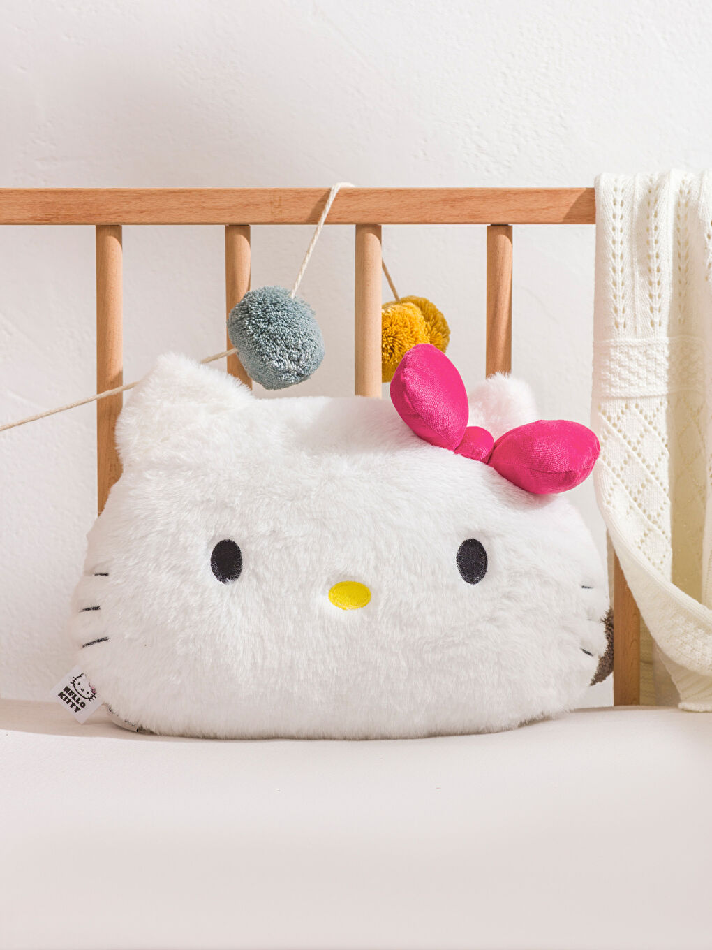 Beyaz Hello Kitty Figürlü Kız Bebek Pelüş Kırlent 34 cm-1