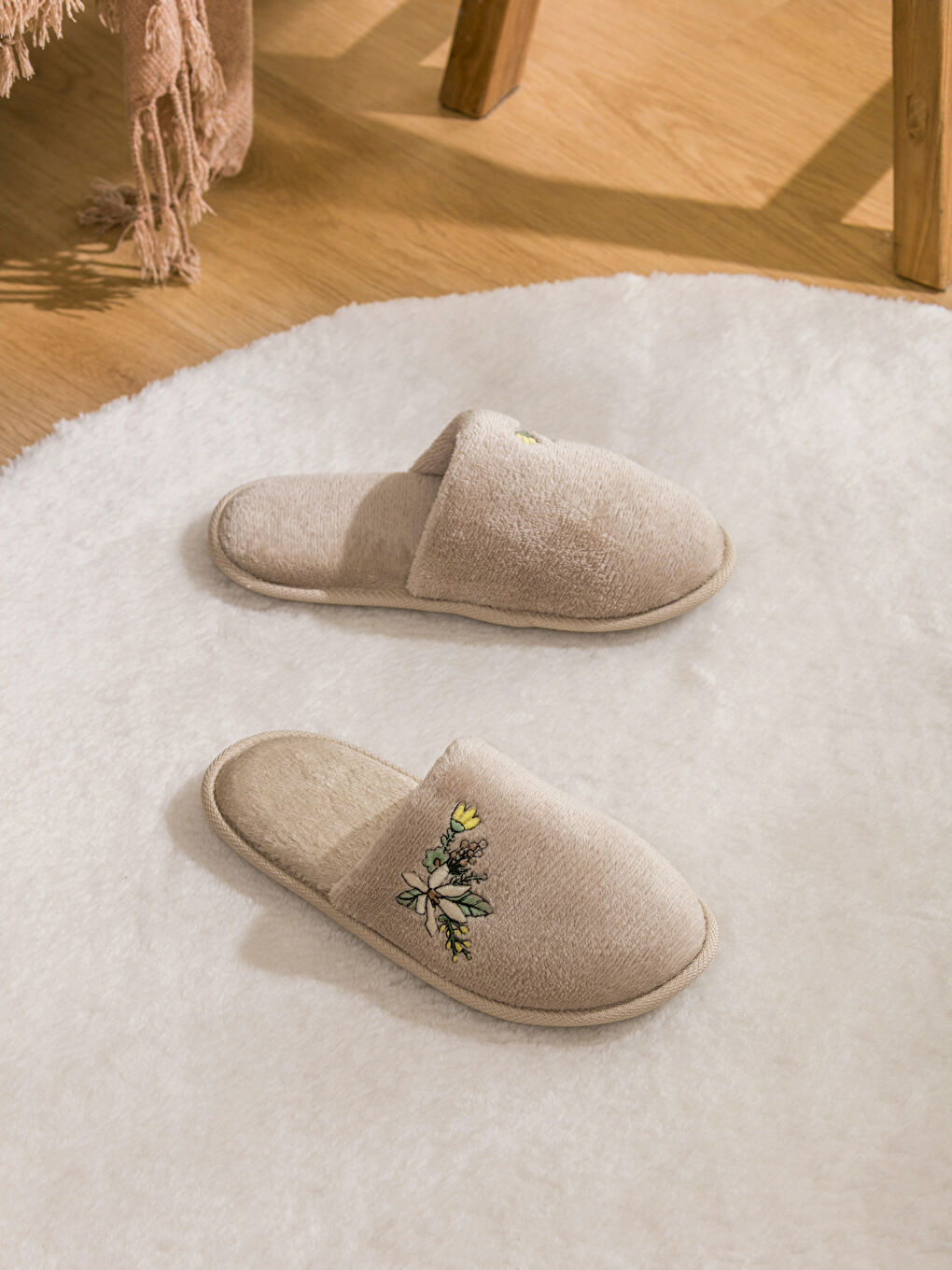 Bej Çiçek Nakışlı Kadın Ev Terliği-1