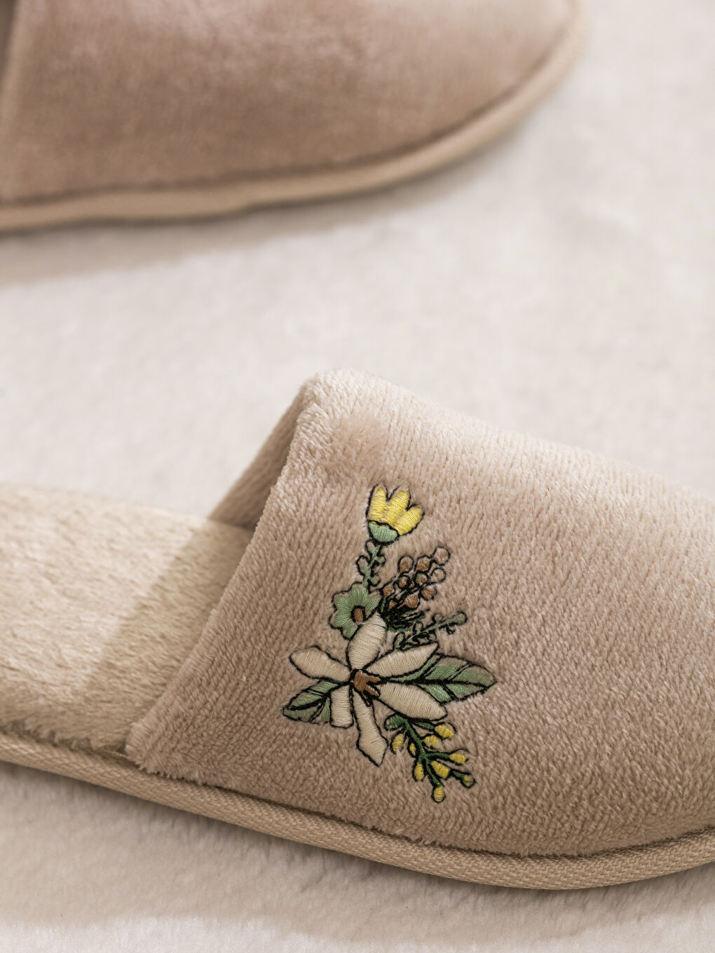 Bej Çiçek Nakışlı Kadın Ev Terliği-2