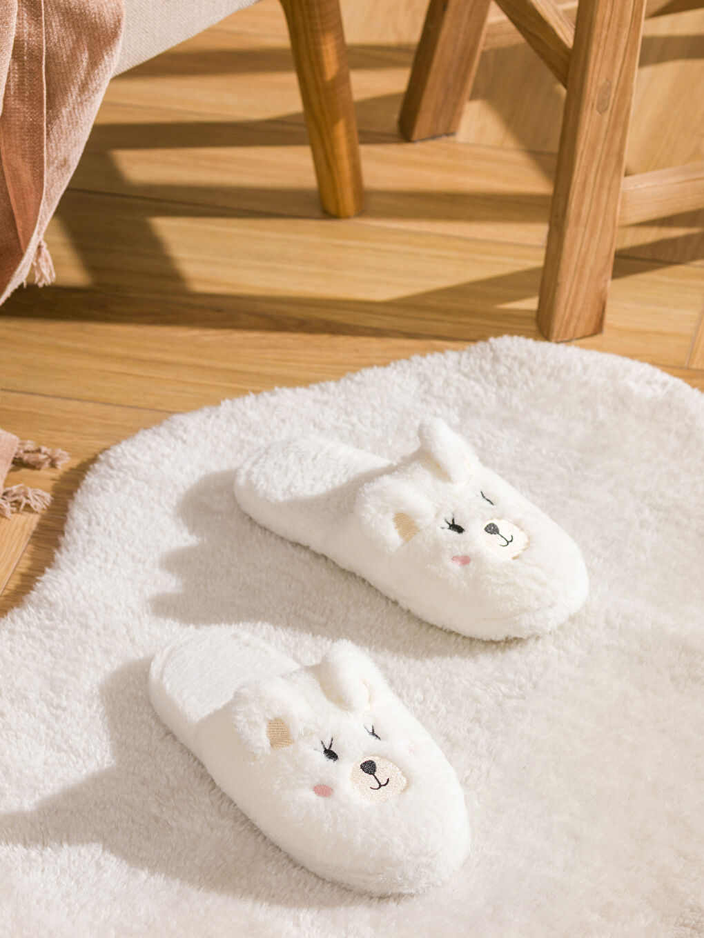 Beyaz Pelüş Kadın Ev Terliği-1