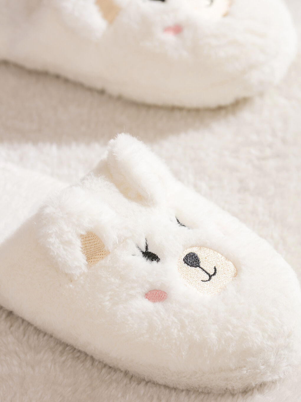 Beyaz Pelüş Kadın Ev Terliği-2