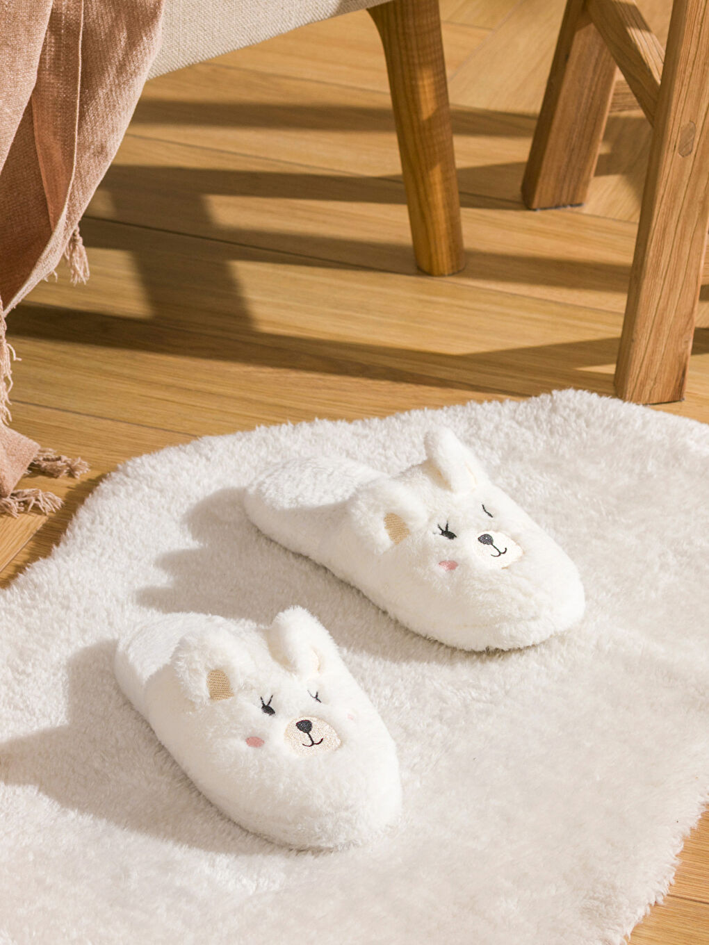 Beyaz Pelüş Kadın Ev Terliği