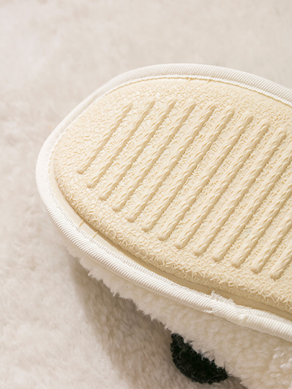 Beyaz Panda Figürlü Pelüş Kadın Ev Terliği-4