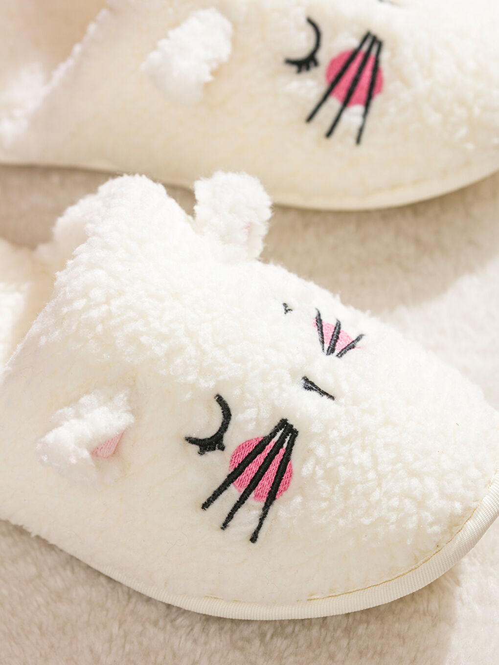 Beyaz Hayvan Nakışlı Pelüş Kadın Ev Terliği-2