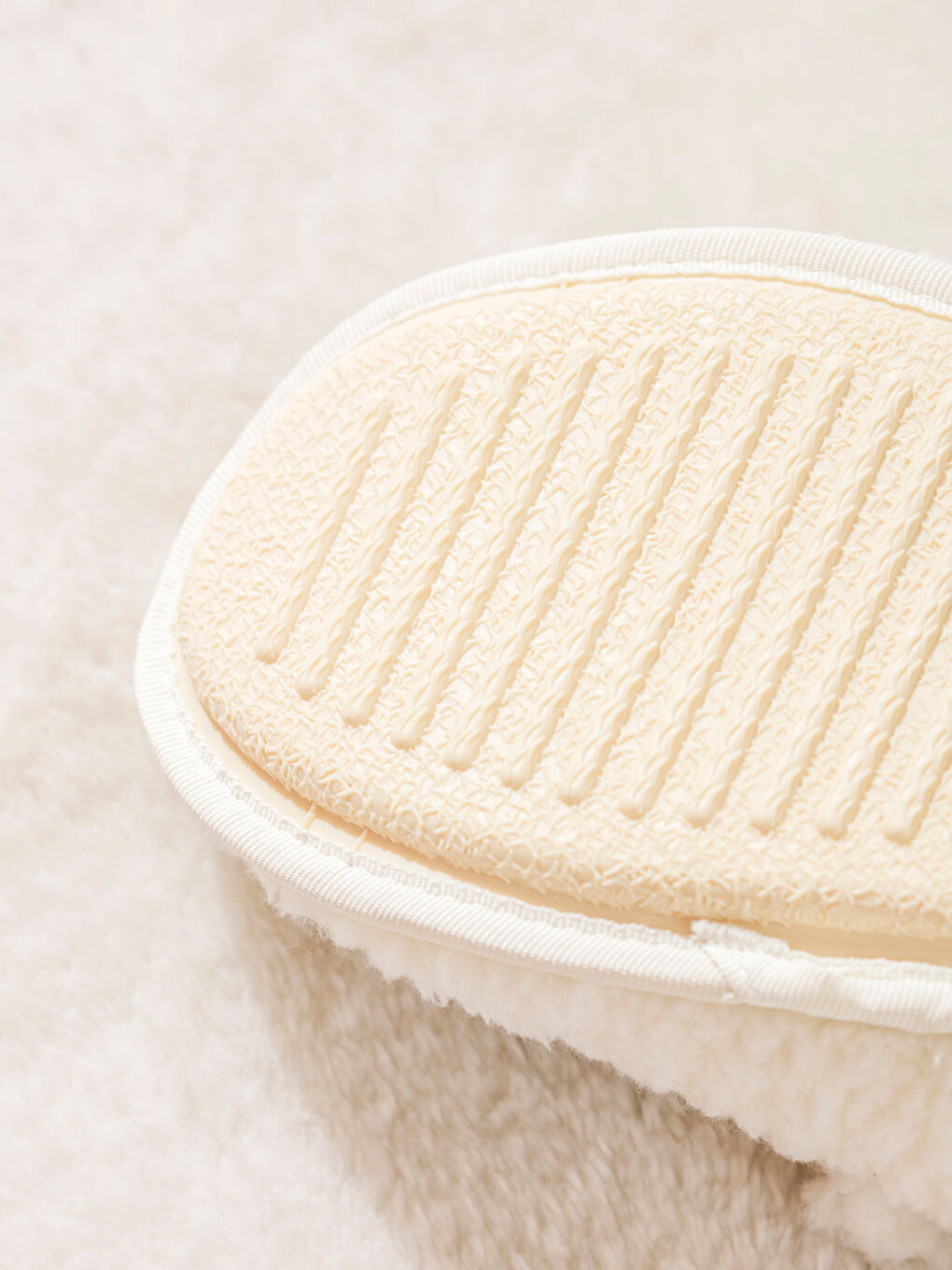 Beyaz Hayvan Nakışlı Pelüş Kadın Ev Terliği-4