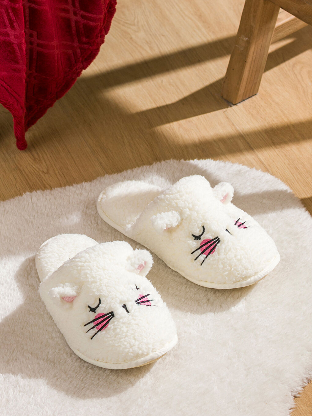 Beyaz Hayvan Nakışlı Pelüş Kadın Ev Terliği