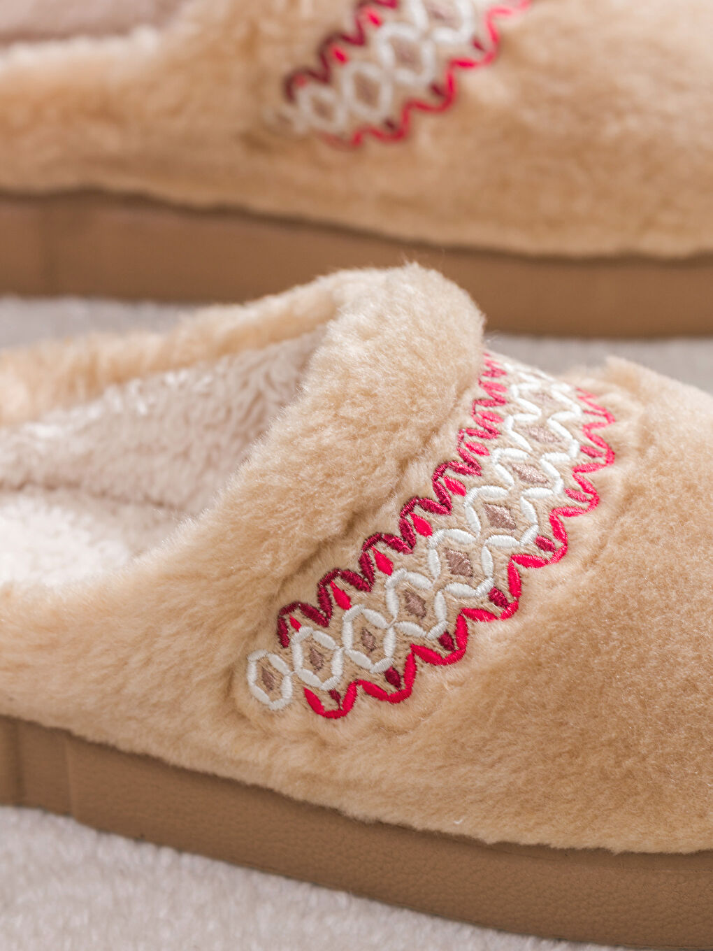 Bej Kadın Pelüş Ev Terliği-2